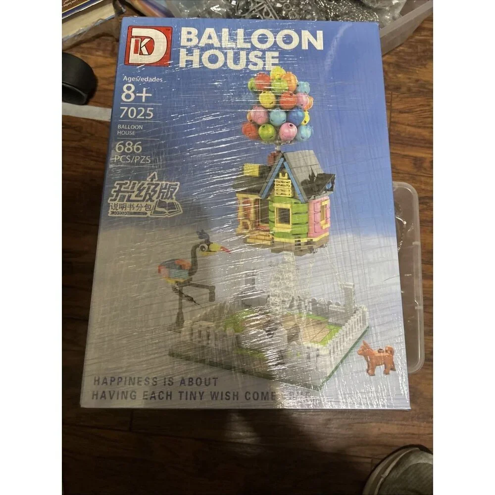 DK Balloon House Building Bricks 686 PCS
